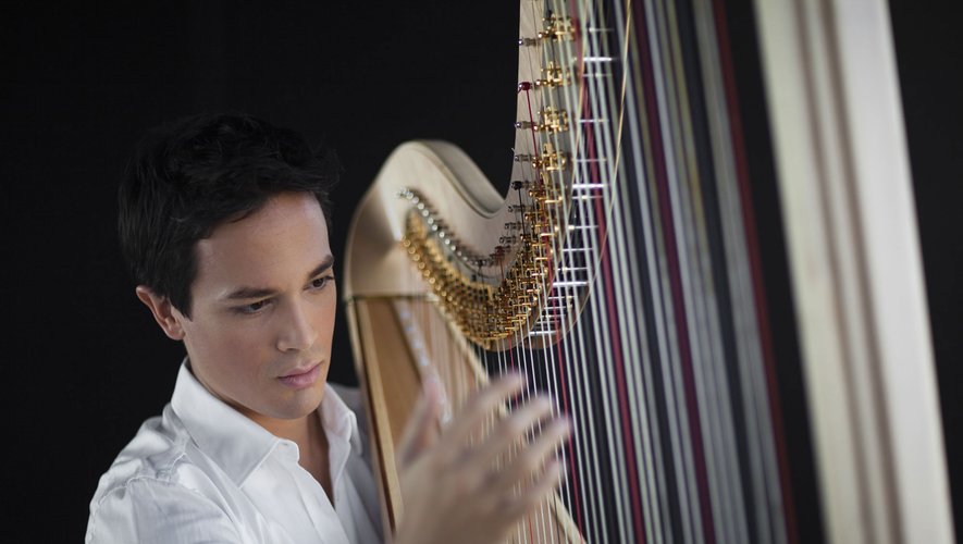 Emmanuel Ceysson : jeune et bel artiste à la harpe.