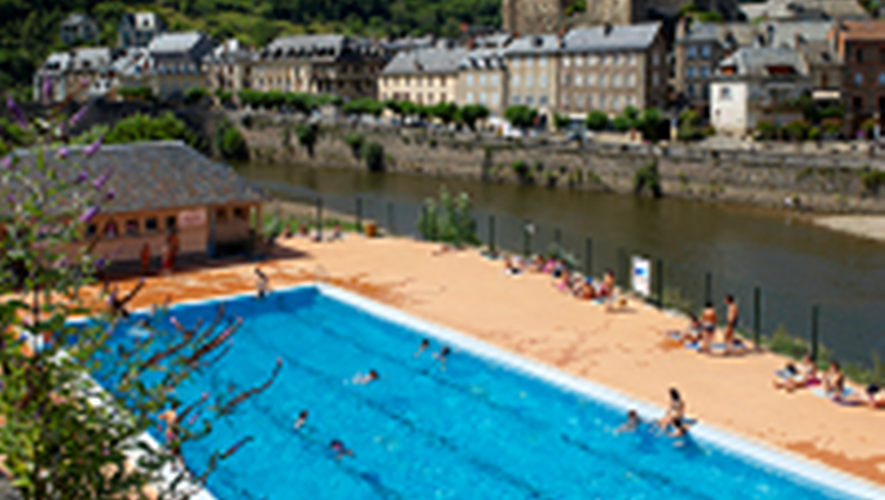 La piscine est située face au château.