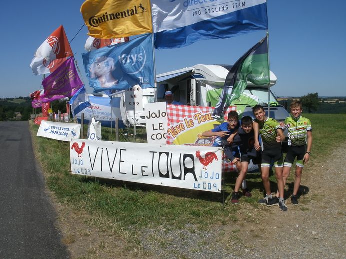 Au lieu dit "La pierre plantée" , les drapeaux de "Jojo le coq" venu de Vendée volent au vent mais la pierre ne bouge pas...