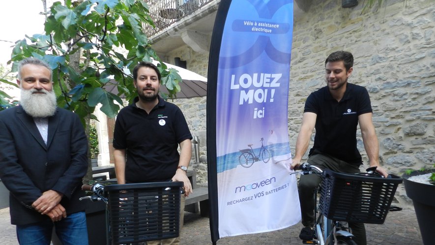Hugues Albouy, Romain Boulliard et Jonathen Gelebart présentent les vélos.