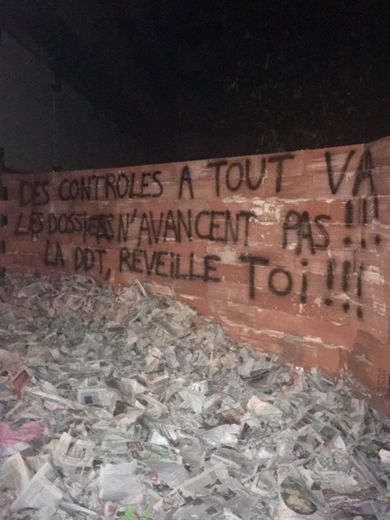 Les agriculteurs ont muré l'entrée de la DDT à Rodez, mercredi 17 juillet dans la soirée.