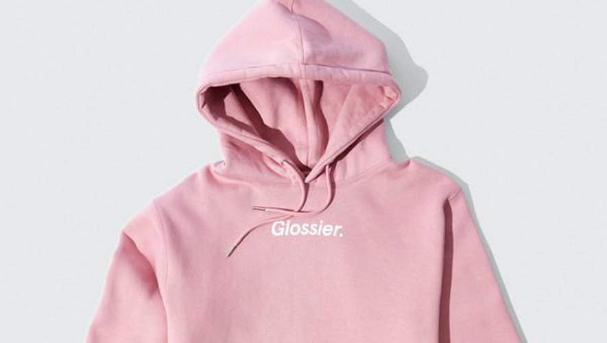 Ce sweatshirt figure parmi les produits dérivés de la marque de cosmétiques Glossier