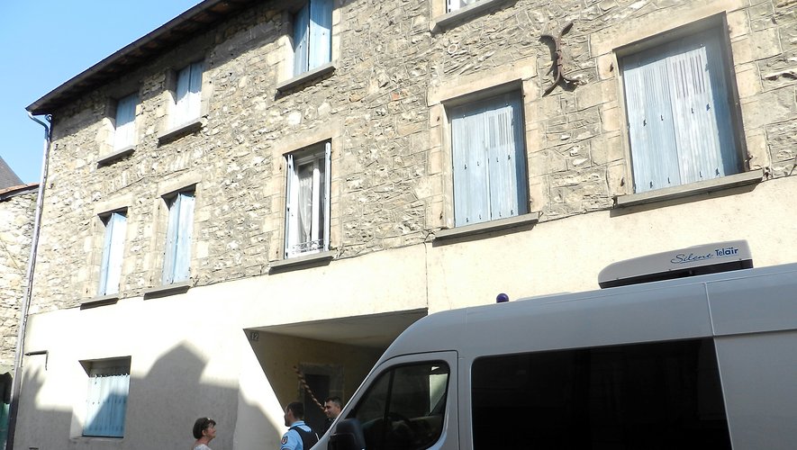 Les services de gendarmerie devant l’immeuble de la rue Emilie de Rodat où vivait, au rez-de-chaussée, Bernard Foursac.