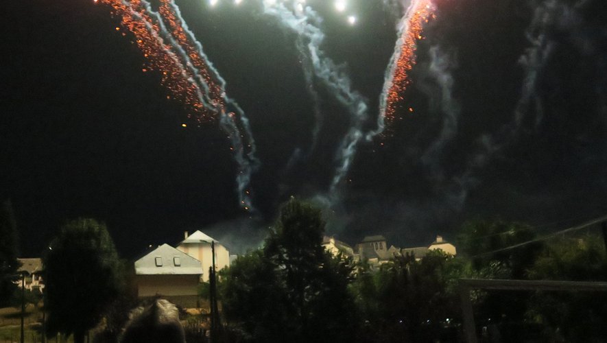 Le magnifique feu d’artifice offert a animé le ciel illuminant tout le bas du village.