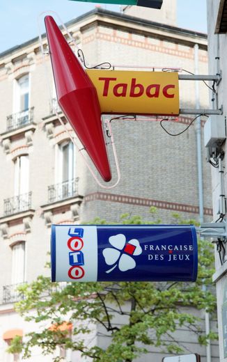 Les Français pourront, à partir de l'été 2020, régler leurs impôts, leurs amendes mais aussi leurs factures de crèche, de cantine ou d'hôpital dans les bureaux de tabac