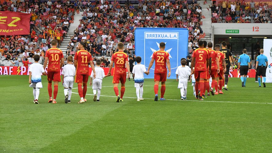 Vendredi, lors de l’entrée des joueurs sur la pelouse du Stadium de Toulouse.