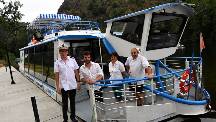 L’équipage au complet reçoit les touristes pour l’embarcation à bord de l’Olt.