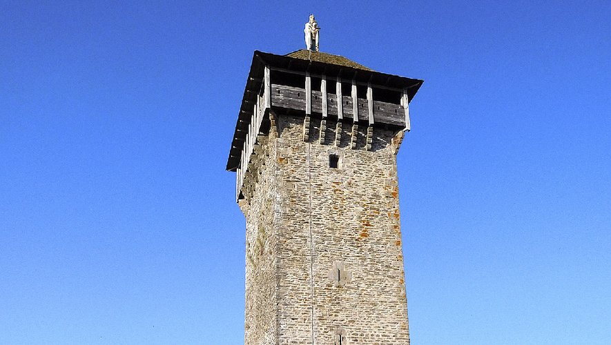 Le sommet de la tour culmine à 933 mètres.