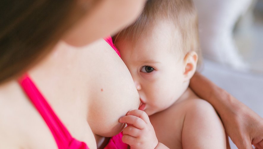 Incapacité à produire du lait, douleur, âge limite pour donner le sein à son enfant.... Voici quelques idées tenaces qui entourent la naturelle (mais pourtant controversée) question de l'allaitement.