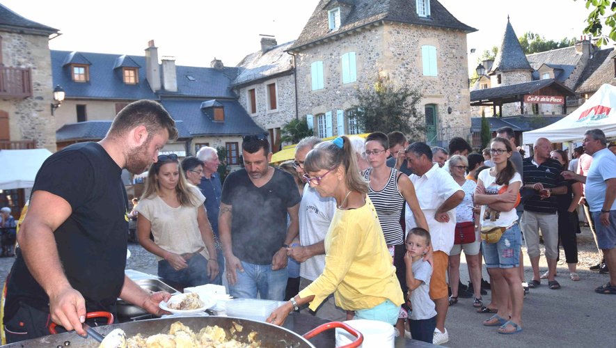 Distribution du repas truffade cochon grillé à fête de la Ste Epine