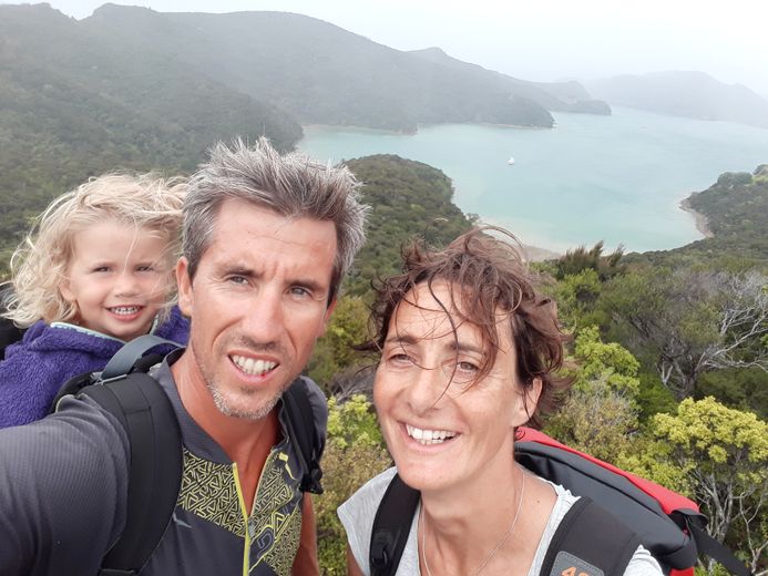 Chloé, Cédric et Sophie sur les pentes du Mont Dore non loin de Nouméa : « Cette photo, ne nous met pas vraiment en valeur ! La pente était raide ».