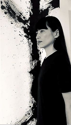 à 17 heures, L’artiste japonaise Yukako Matsui donnera une performance calligraphique.