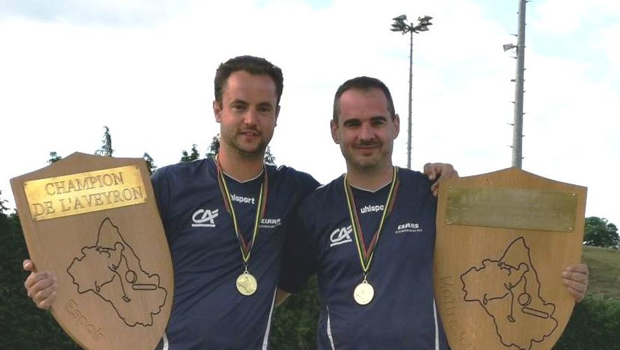 Rodolphe Besombes et Jean-Sébastien Bes, champions d’Aveyron dans les catégories Espoir et maître-joueur.