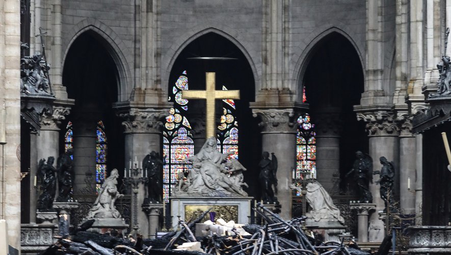 L'incendie qui a en partie détruit la cathédrale a fait fondre et s'écouler d'une part, libéré sous formes de particules d'autres part, les centaines de tonnes de plomb contenues dans la charpente de la flèche et la toiture.