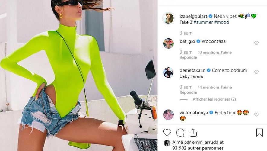 Izabel Goulart choisit d'associer son short en denim avec un body néon pour l'été 2019.