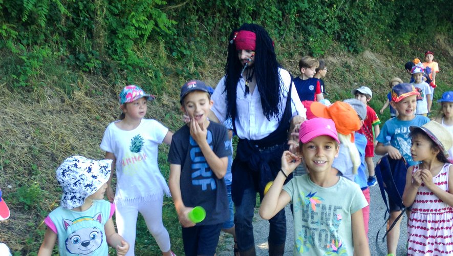 Les enfants avec le pirateJack Sparrow.
