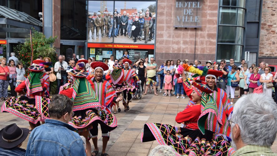 Danse et musique d'Amérique latine devant la mairie.
