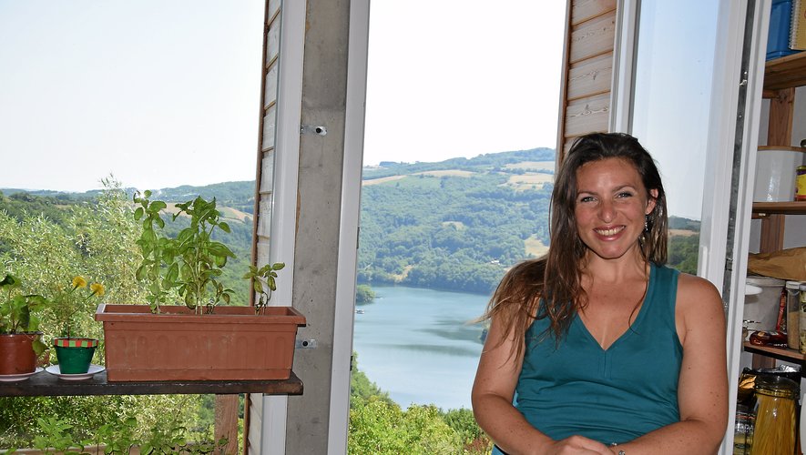 Pétillante, vivante, épanouie et gourmande de la vie, Céline Mistral a pris ses quartiers à Mandailles voilà huit ans, dans une maison avec vue imprenable sur le lac de Castelnau : « J’ai eu un coup de cœur. C’est tellement beau ! ».
