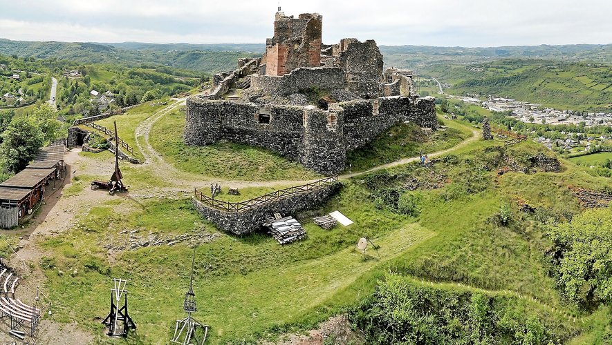 L'été, le château de Calmont retourne au Moyen-âge pour ses visiteurs.