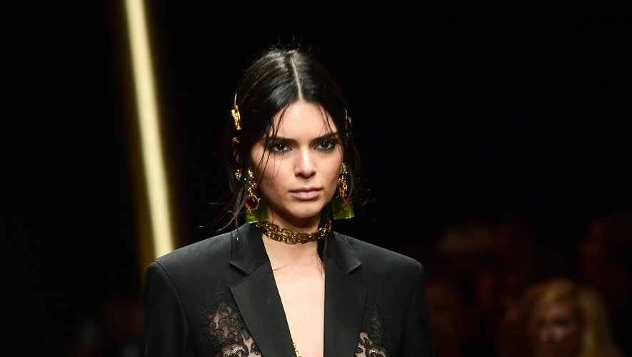 Kendall Jenner, top la plus populaire sur les réseaux sociaux, défilé pour la maison Versace pour la saison automne-hiver 2019-2020. Milan, le 22 février 2019.