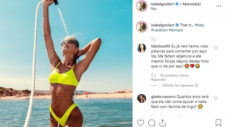 Izabel Goulart a opté pour un maillot de bain jaune néon pour ses vacances sur la côte amalfitaine.