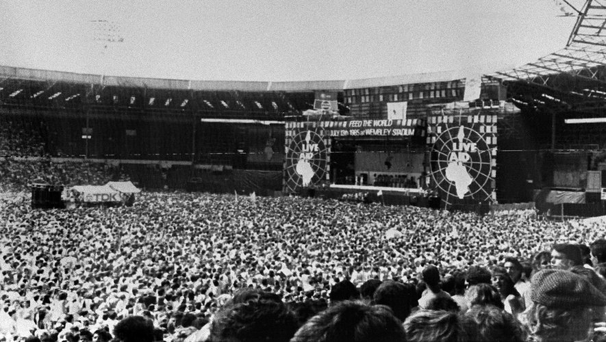 Le 13 juillet 1985 se déroule Live Aid, double concert à l'initiative du rocker irlandais Bob Geldof au stade de Wembley à Londres et au JFK Stadium de New York pour la lutte contre la faim en Afrique.