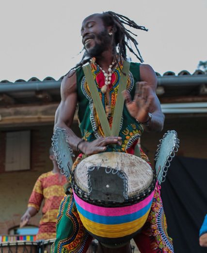 Villefranche-de-Rouergue accueille ce vendredi, samedi et dimanche la 4e édition du Festival Roerg Africa. Au programme : concerts gratuits avec Bakhe Yaye, Madou Diakité (photo), Abel et Teber, Mamadou Sene, Kamikase, stages de danse et de percussions, marché africain, bar et restauration africaine. 