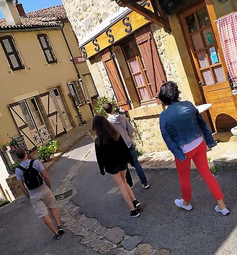 Mathilde est venue cet été, avec mari et enfants, à la découverte des villages aveyronnais « chargés d’histoire ».