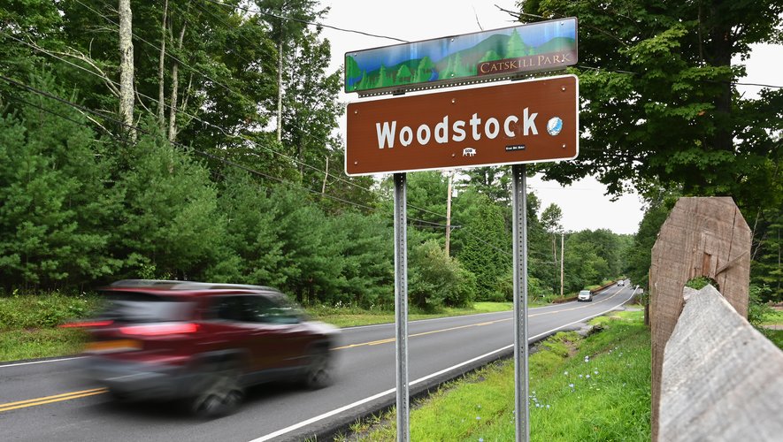 La ville de Woodstock, située à 172 kilomètres au nord de New York, n'a en réalité pas accueilli le festival éponyme.