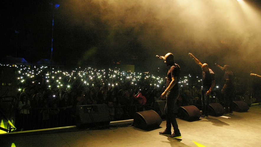 Magic System entraîne le public.