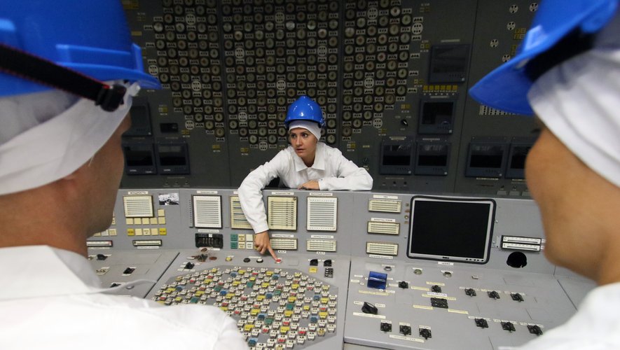 Les touristes enfilent une combinaison blanche et un casque bleu, passent au-dessus du réacteur, et visitent les différents postes de travail.