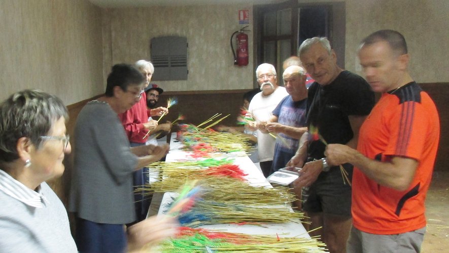 Une partie des bénévoles préparent les épis de blé distribués pendant les aubades