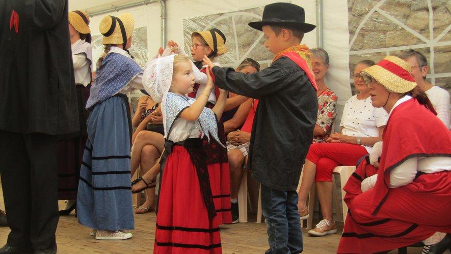 Les jeunes danseurs de Sébrazac.