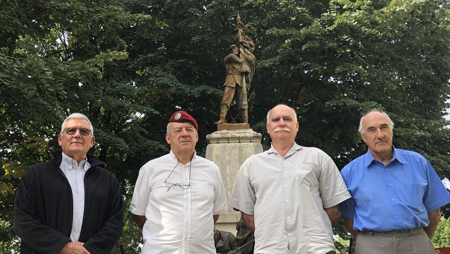 D’anciens parachutistes devant le monument aux morts dans les jardins de la mairie où se tiendra, en septembre, la célébration.