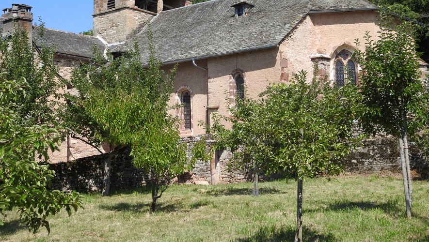 Les abords de l’église de Cayssacen cours d’aménagement.
