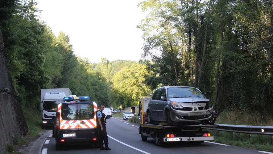 L'accident s'est produit vers 15 h 20, sur la RD 5 entre Aubin et Montbazens.