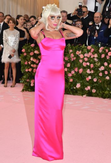Lady Gaga en rose néon au Met Gala 2019. New York, le 6 mai 2019.