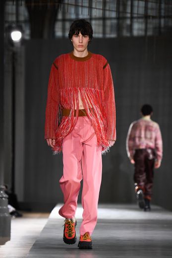 Les pantalons de couleur rose par Acne Studios. Collection Hommes automne-hiver 2019-2020. Paris, le 16 janvier 2019.