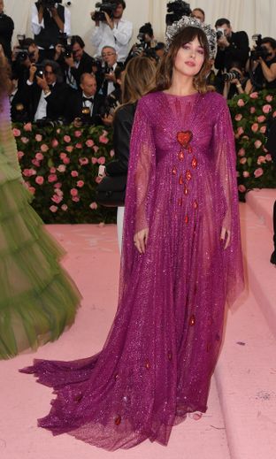 Le rose framboise glitter de Dakota Johnson au Met Gala 2019. New York, le 6 mai 2019.