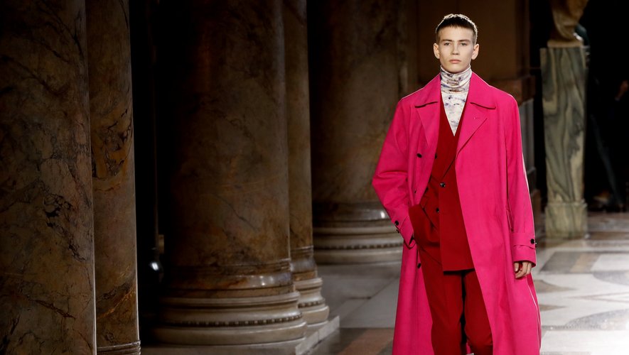 Le long manteau rose de Berluti. Collection Hommes automne-hiver 2019-2020. Paris, le 18 janvier 2019.