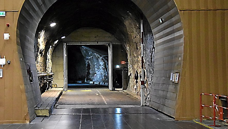 Les visiteurs accèdent au coeur de la centrale, au bout d’un long tunnel emprunté à bord d’un monospace électrique.