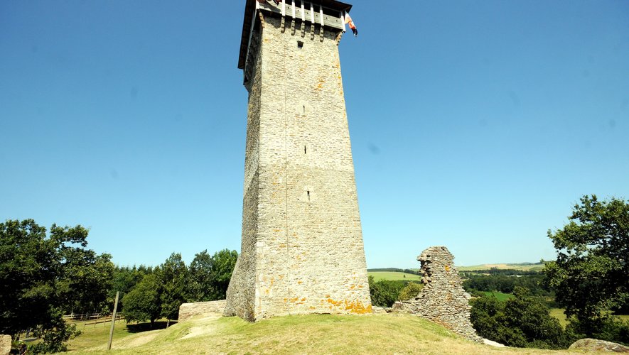 La tour de Peyrebrune à Alrance, une idée de visite.