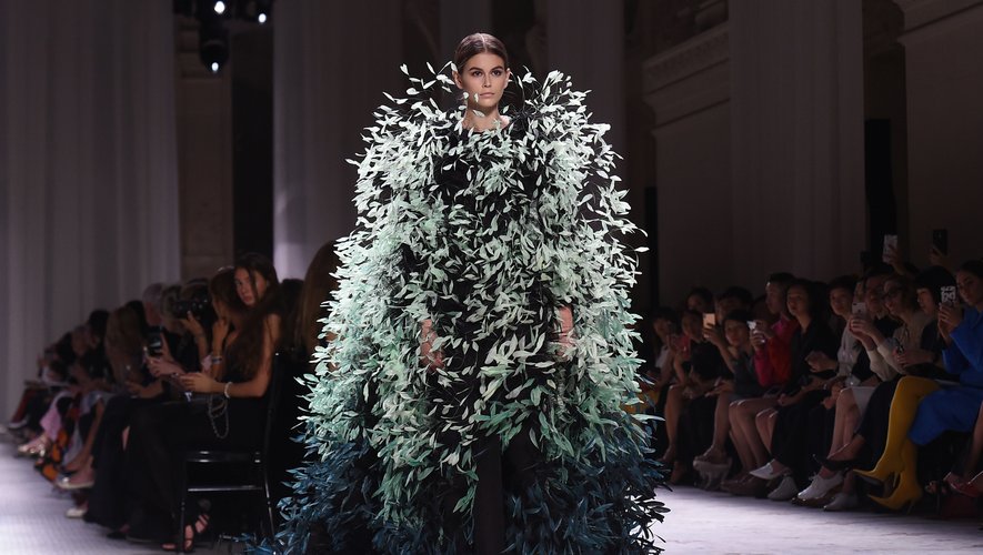 Lors de la dernière semaine de la haute couture à Paris, Kaia Gerber apparaît dans une robe spectaculaire au défilé Givenchy. La jeune femme semble bien faire parler d'elle encore de nombreuses années (2 juillet 2019).