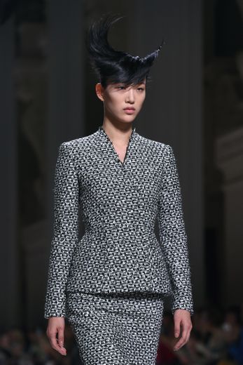 Sora Choi fera partie des mannequins à suivre à l'occasion de la Fashion Week printemps-été 2020. Elle présente ici la collection haute couture automne-hiver 2019 de Givenchy (2 juillet 2019).