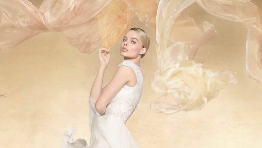 Margot Robbie prête ses traits au parfum "Gabrielle Chanel Essence" de la maison Chanel.