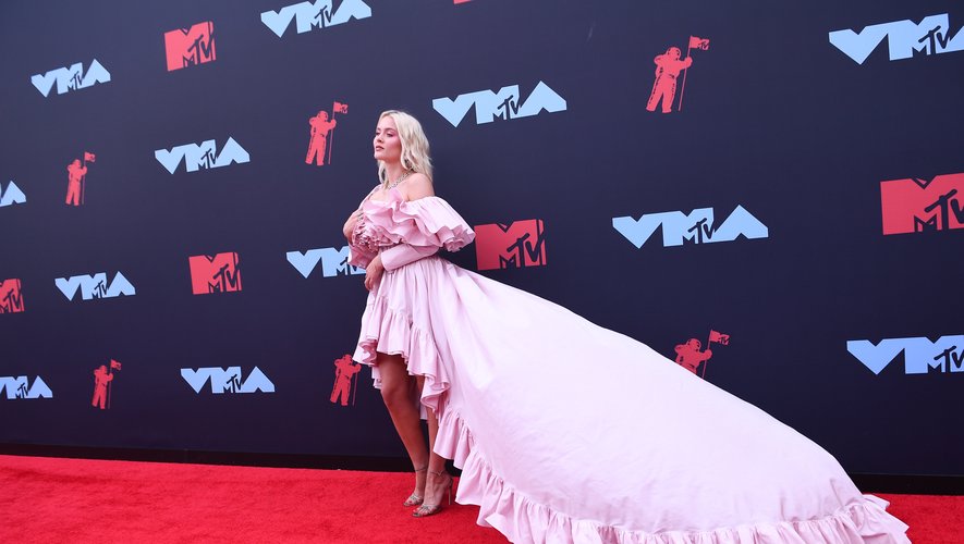 Zara Larsson a jeté son dévolu sur une robe ornée de multiples volants, déclinée dans un rose pastel, signée Giambattista Valli. Newark, le 26 août 2019.
