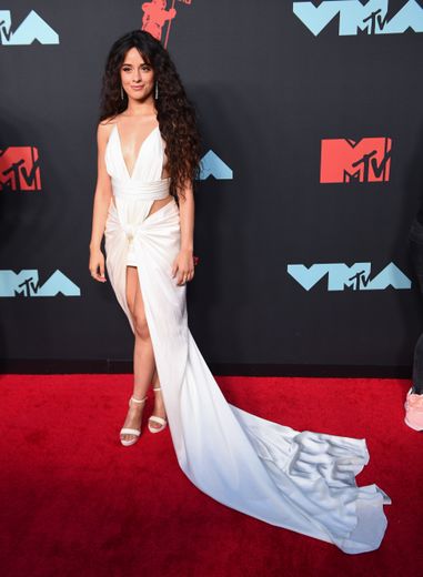 Camila Cabello a fait une arrivée remarquée sur le tapis rouge, arborant une somptueuse robe d'un blanc immaculé aux découpes sensuelles. Le tout est signé Balmain. Newark, le 26 août 2019.