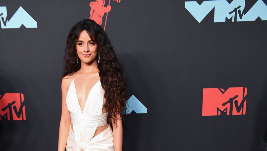 Camila Cabello a fait une arrivée remarquée sur le tapis rouge, arborant une somptueuse robe d'un blanc immaculé aux découpes sensuelles. Le tout est signé Balmain. Newark, le 26 août 2019.