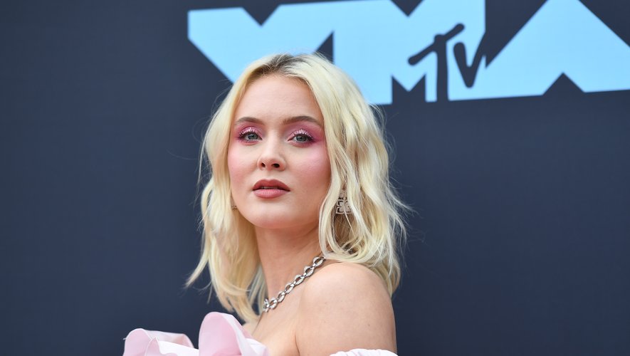 La chanteuse suédoise Zara Larsson affichait un maquillage assorti à sa robe rose bonbon et a opté pour une coiffure ondulée assez naturelle.