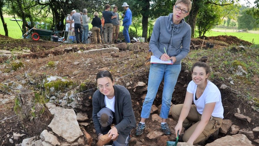 Martine Joly et ses étudiantes devant les fondations et murs extérieurs bien conservés découverts lors de ces fouilles.